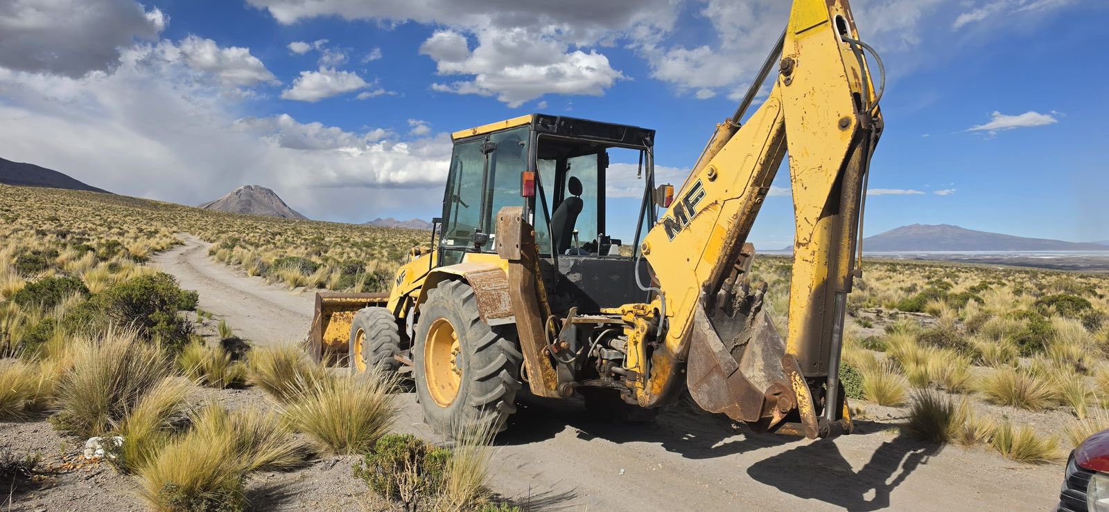 Carabineros detiene a dos bolivianos por usar retroexcavadora para cubrir zanjas en Colchane