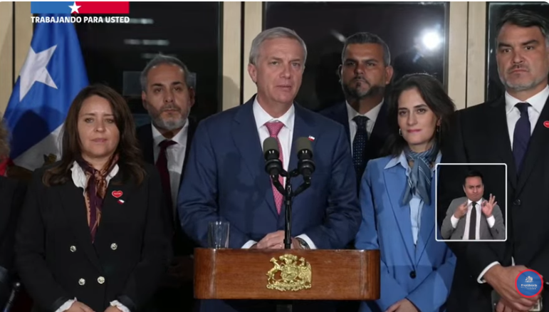 Pdte Kast vuelve a blindar a ministros Quiroz y Poduje