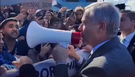 Pdte Kast con megáfono en mano dialoga con funcionarios de la salud de Temuco en medio de protestas y descarta recortes