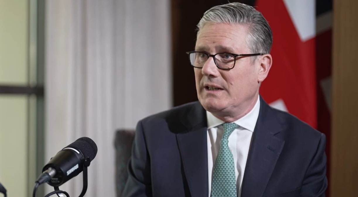 Primer ministro británico dijo "estar harto" que costo de energía para familias suba "debido a las acciones de Putin o Trump"