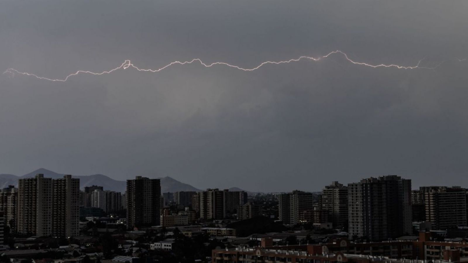 Senapred activa alerta preventiva para 10 comunas de la RM por probables tormentas eléctricas
