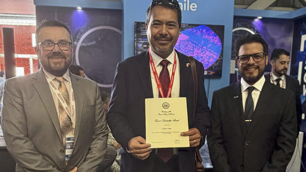 Embajada de Estados Unidos otorga el "Export Leadership Award" a Esri Chile en FIDAE 2026