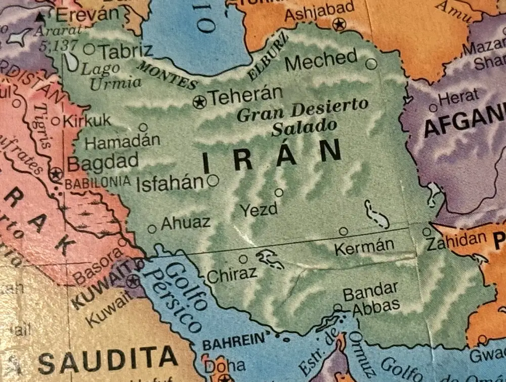 Estrecho de la Discordia: Análisis Prospectivo del Conflicto Irán-EEUU-Israel y el Fin del Interregno Liberal