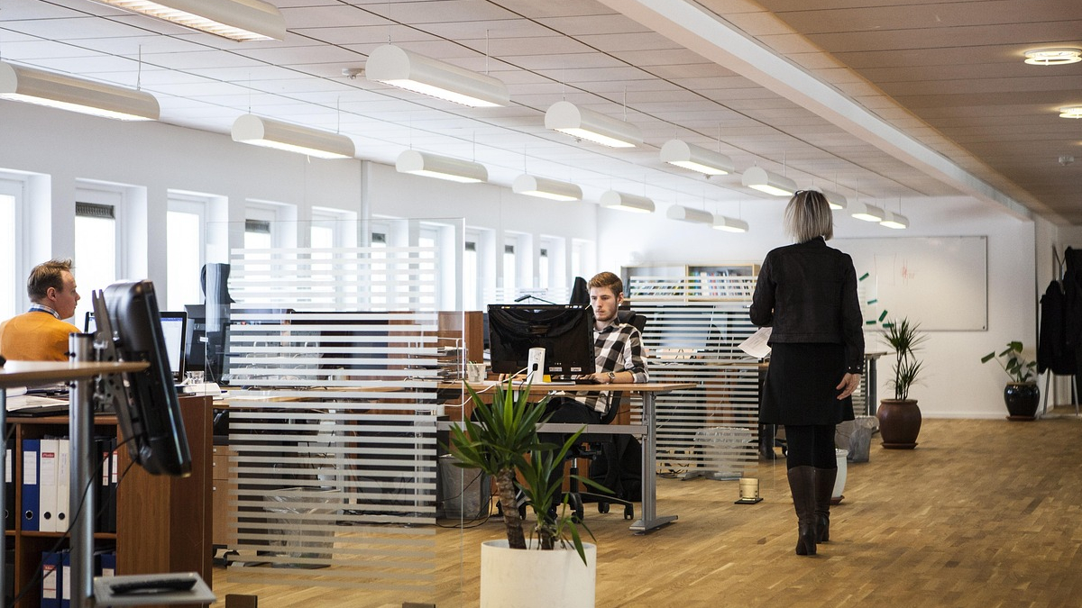 Mercado de oficinas en Santiago reduce vacancia a 7,7% y muestra señales de reactivación en el inicio de 2026