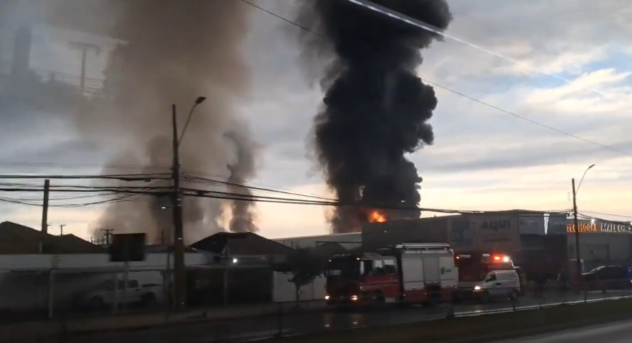 Incendio en empresa de acopio de neumáticos en Cerrillos: Alcalde dice que hubo 2 focos de inicio del fuego