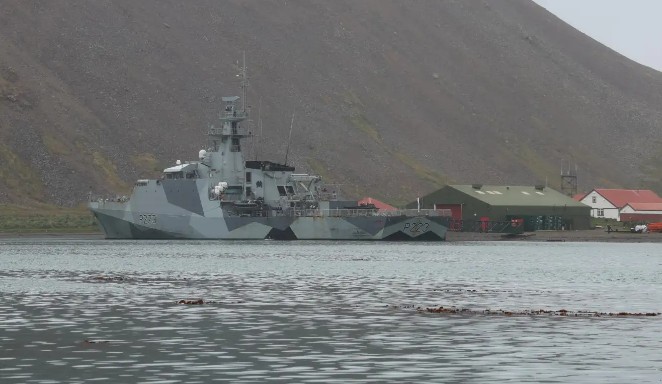 Clarín desnuda que Argentina fue avisada del paso del HMS Medway desde las Falkland a Punta Arenas