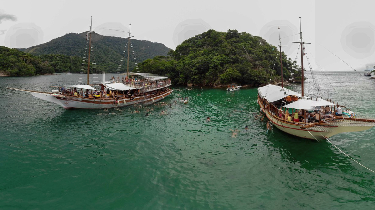 Islas semidesiertas y una cueva con agua fluorescente cerca de Río de Janeiro: un recorrido imperdible por Angra dos Reis