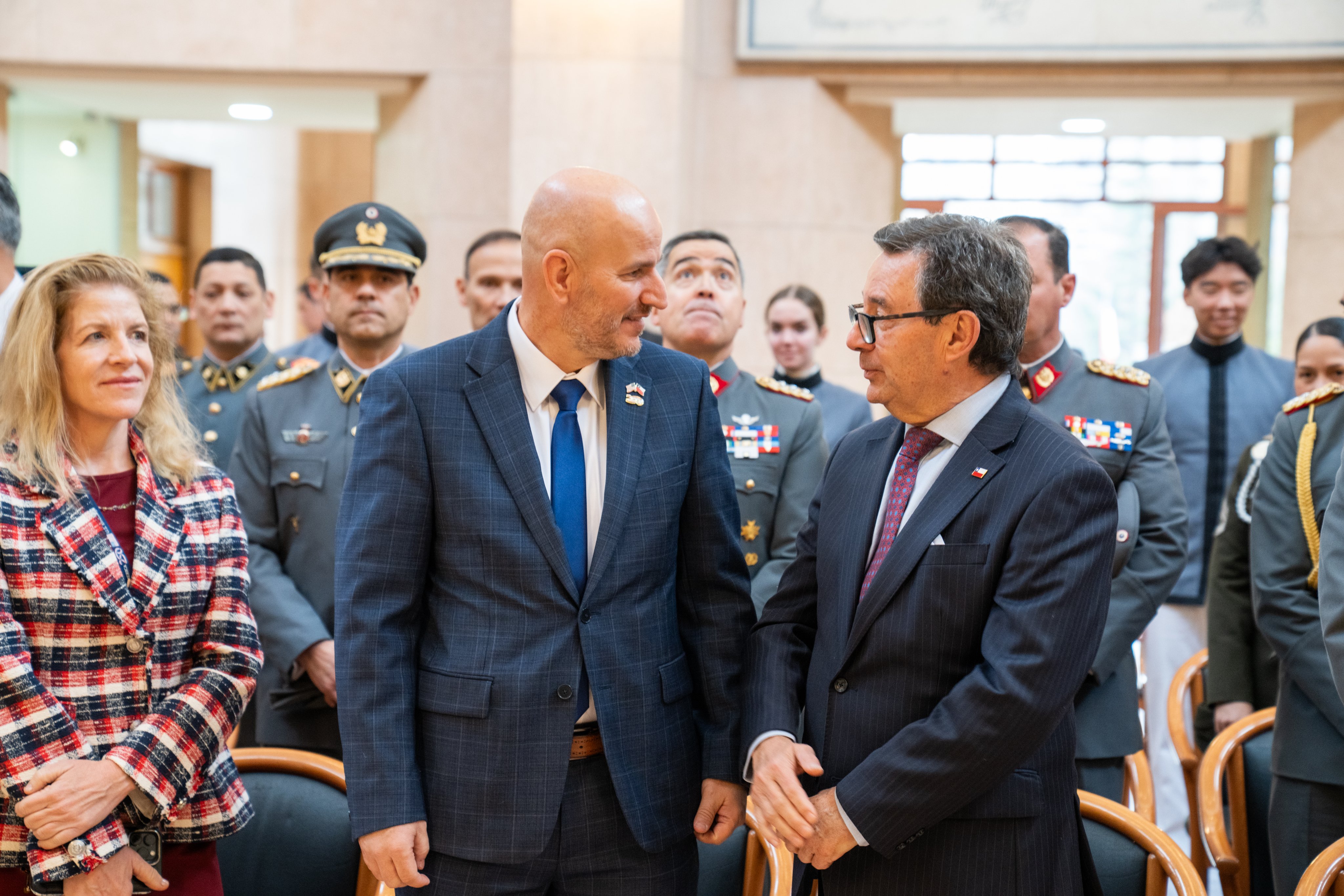 Embajador de EEUU en Chile presiona con firma de ministro de Defensa en documento del 12 de marzo