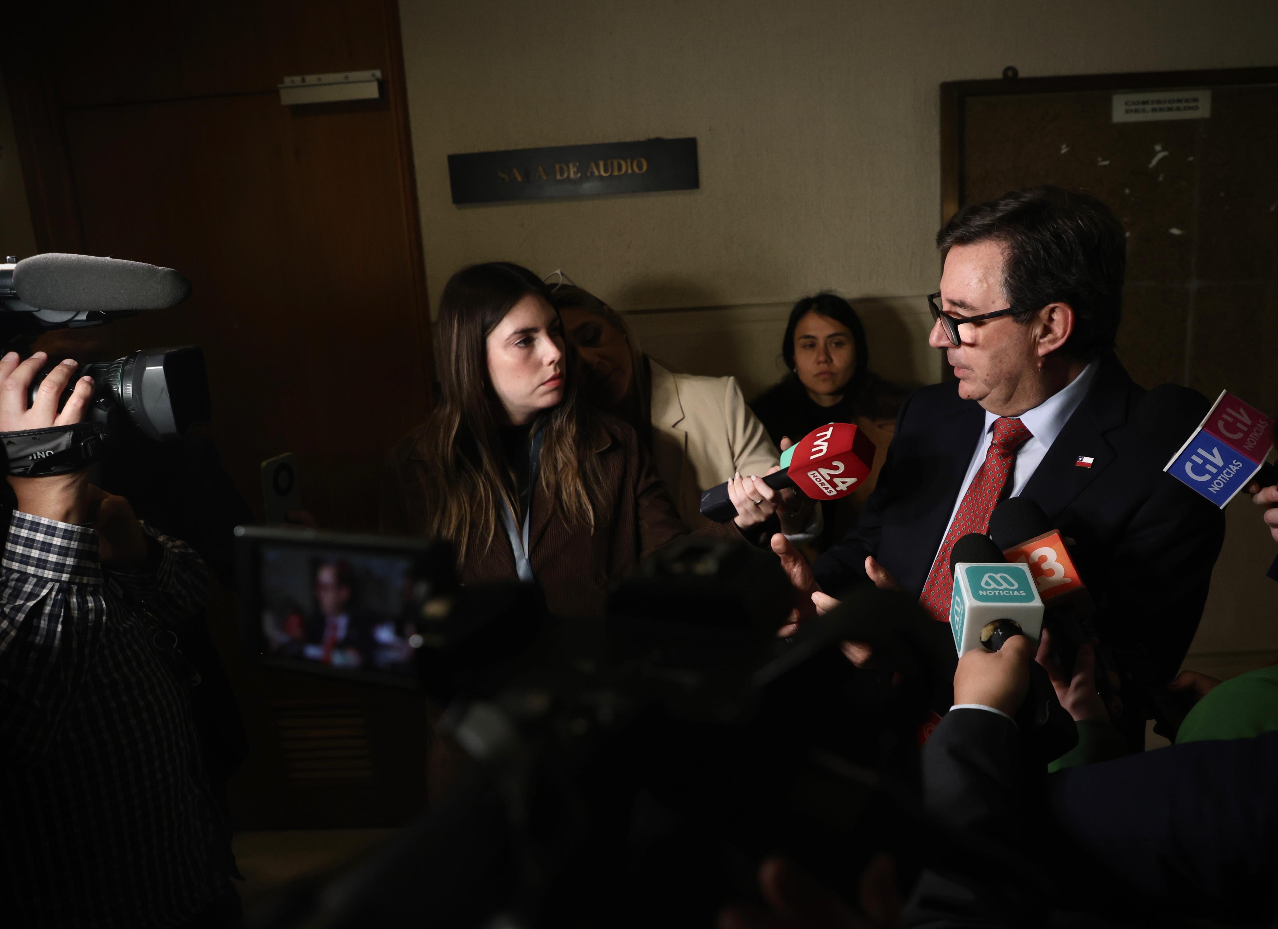 Barros dice que posibilidad que FFAA queden bajo el mando de Carabineros las verá caso a caso el Presidente