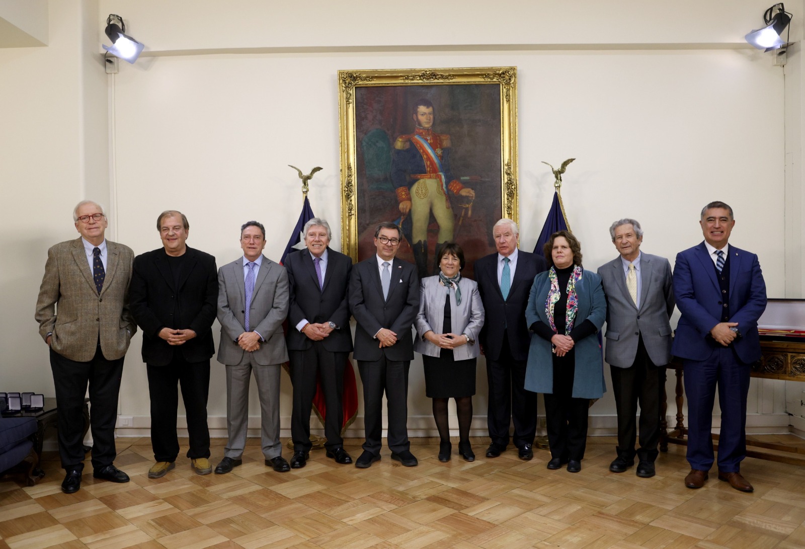 Barros se reúne con exministros de Defensa y abordan contingencia por Estrecho de Magallanes