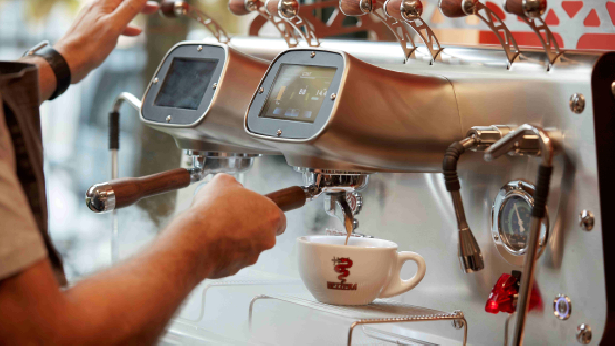 A 125 años de la innovación de Luigi Bezzera: cafeterías chilenas apuestan por máquinas espresso de última generación