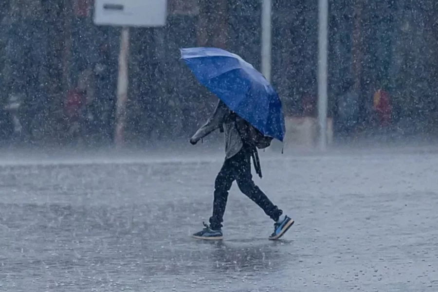 Meteorología emite dos alertas por lluvias moderadas a fuertes que afectarán tres regiones del país