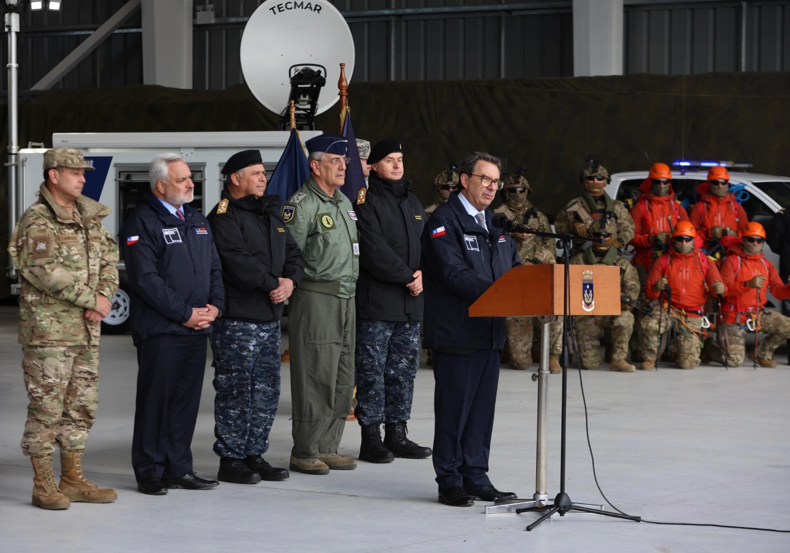 Barros anuncia plan de renovación de material de defensa para fortalecer capacidades estratégicas y presencia en zona austral