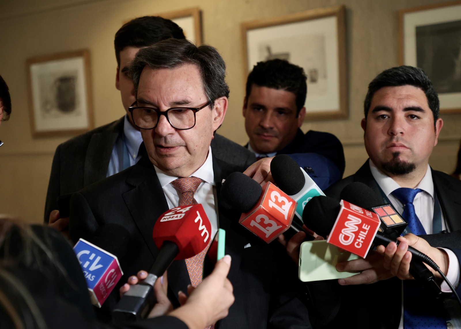 Barros descarta contradicción con posición del Gobierno sobre las Falkland