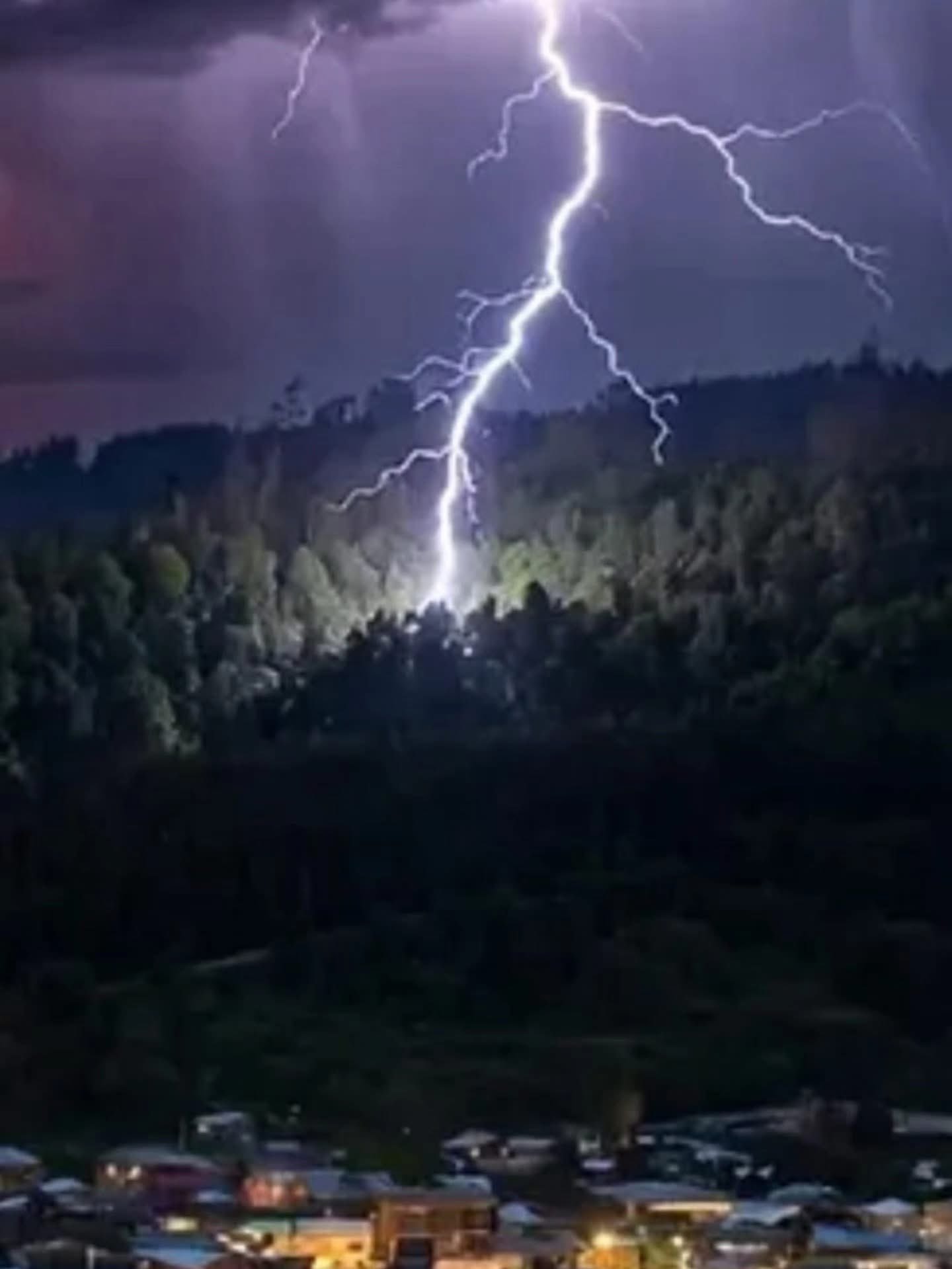 Emiten aviso por probables tormentas eléctricas en cinco regiones del país
