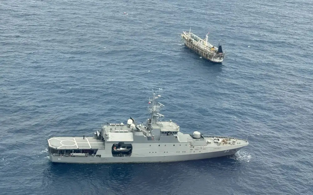 Armada fiscaliza por aire y por mar a gigantesca flota de  390 pesqueros extranjeros frente a la costa de Iquique