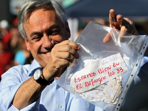 Piñera con su "trofeo" el "papelito" que Piñera mostró cual reliquia santa o amuleto de buena suerte.