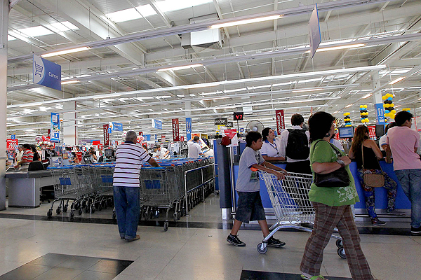 Denuncia: Supermercados Líder cerró las cortinas de un local con clientes en el interior cuando ocurría el terremoto