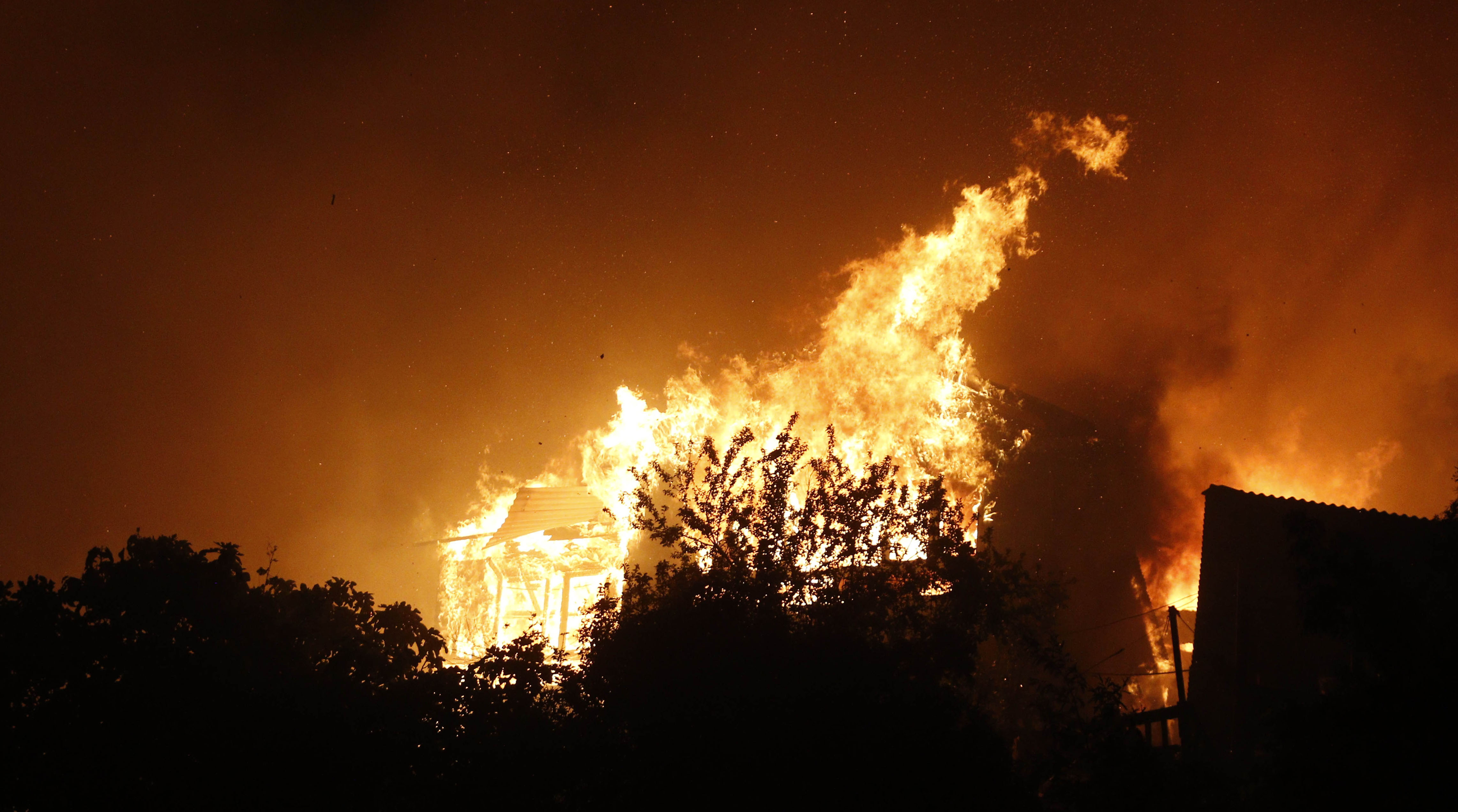 Onemi levanta Alerta Roja: Incendio afecta a cerro Arrayán en Valparaíso