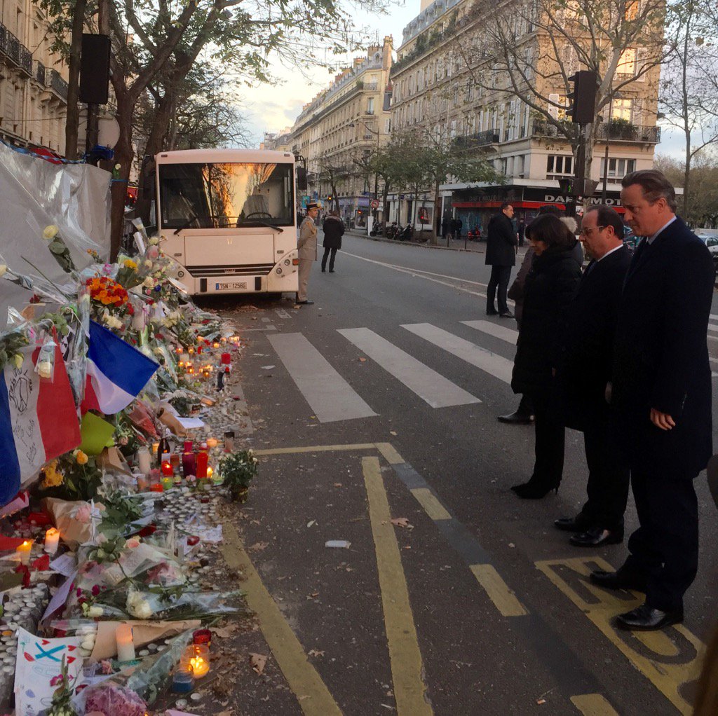 Atentados en París: Hollande y Cameron visitaron el teatro Le Bataclan para homenajear a las víctimas