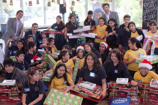 Fundación Belén Educa junto a Intel le adelantaron la navidad a los alumnos del Colegio Cardenal José María Caro de La Pintana