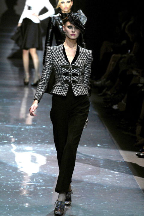 hbz-david-bowie-inspired-runway-armani-prive-fall-2007-getty