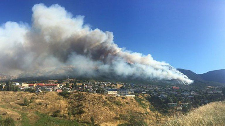 Onemi: Incendio en Coyhaique se mantiene “activo” y en alerta roja