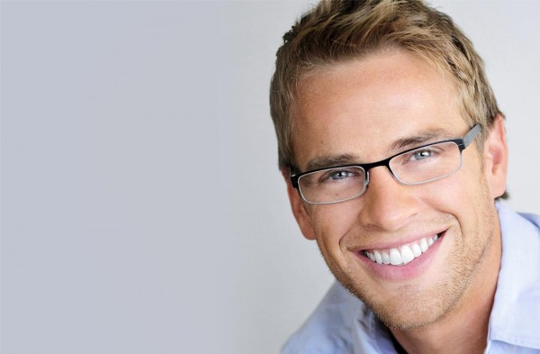 El-hombre-moderno-cuida-su-sonrisa