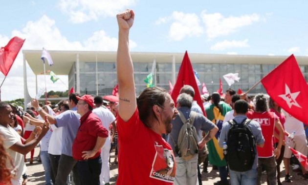 En Brasilia, partidarios de Dilma y Lula se manifiestan en apoyo a la jefa de Estado.