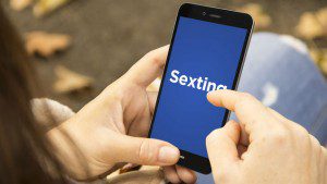 centenar-provoca-escandalo-sexting-EEUU_MEDIMA20151107_0046_5