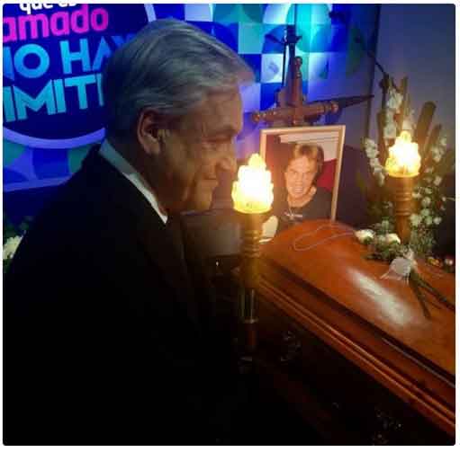 La foto de mal gusto del día: Piñera se fotografía con ataúd de Peter Rock