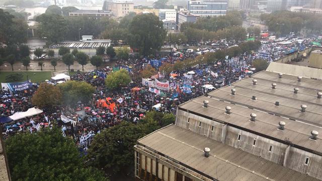Una gigantesca marcha de kirchneristas apoyando a Cristina en Buenos Aires, mientras la expresidenta se presentaba ante el tribunal.