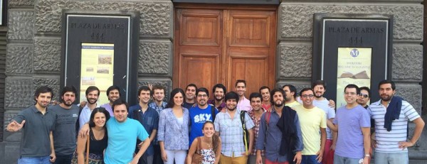Integrantes de Construye Sociedad en las puertas de lo que fuera la Vicaría de la Solidaridad.