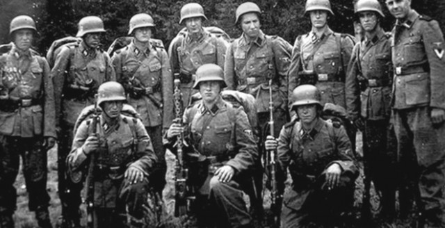 Erhard Mossack, es el primero de la derecha. En noviembre de 1942, fue adscrito a uno de los escuadrones de las temibles Totenkopf (cabeza de muerto), y su insignia la calavera.