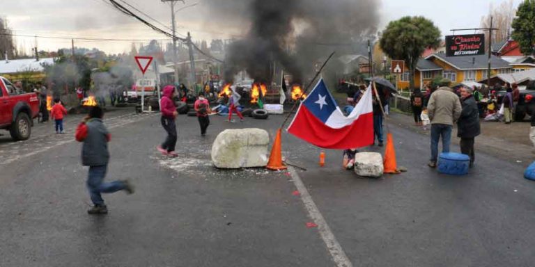 Marea Roja: Nueva varazón de machas en Cucao. Lunes funcionarios públicos de Puerto Montt llaman a paro en solidaridad con Chiloé