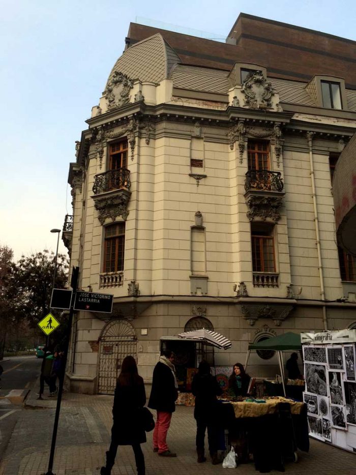 Merced con Lastarria, donde se inicia el recorrido hacia Alameda. Destaca el edificio que albergó al Instituto Chileno Francés de Cultura.
