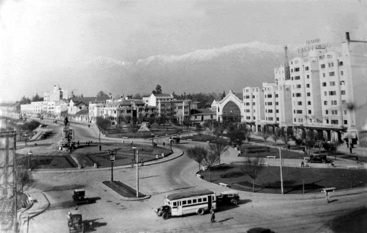 Fotografía de 1936, a un costado la estación del ferrocarril a Puente Alto que construyó un discípulo de Eiffel, pero para variar, fue destruida.
