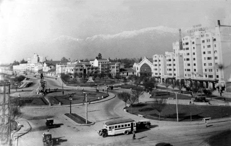 Fotografía de 1936, a un costado la estación del ferrocarril a Puente Alto que construyó un discípulo de Eiffel, pero para variar, fue destruida.