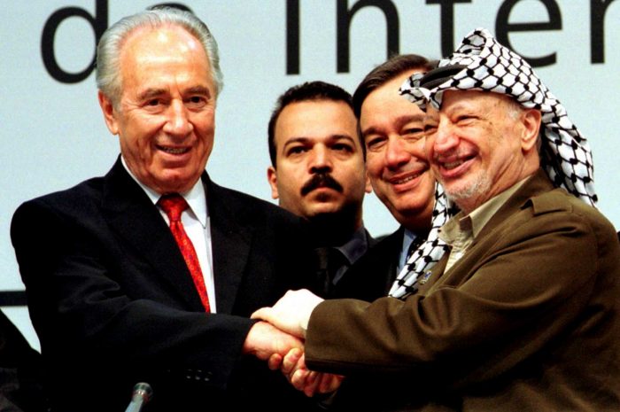 Foto histórica: Peres junto al líder de la entonces OLP Yasser Arafat.