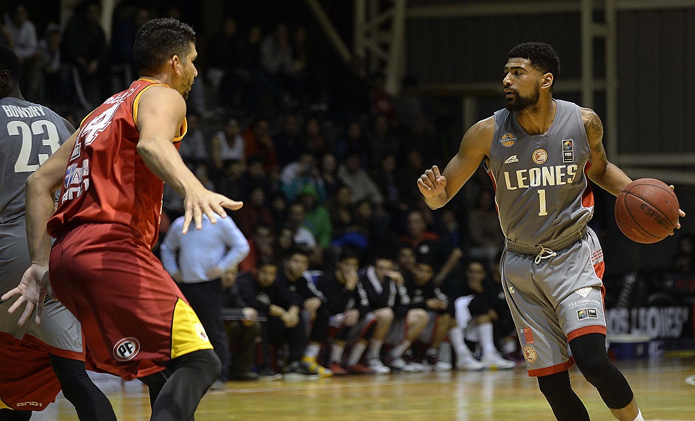 22 de Octubre de 2016/QUILPUE Partido entre Los Leones vs Español de Talca, por la liga DirectTv ,jugado en el Gimnasio Colegio Los Leones en Quilpue. FOTO : PABLO OVALLE ISASMENDI./AGENCIAUNO
