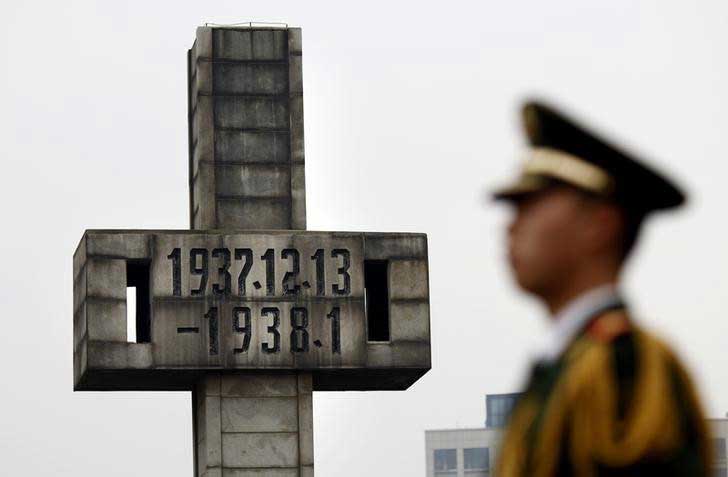 En esta imagen de archivo, un policía paramilitar chino asiste a la ceremonia organizada con motivo del septuagésimo quinto aniversario del comienzo de la Masacre de Nankín en el Museo de la Masacre de Nankín, en la provincia china de Jiangsu. 13 de diciembre de 2012 (Reuters)