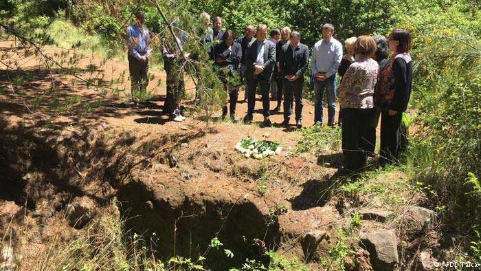 Diputados del Bundestag alemán depositaron flores junto a una de las fosas de Colonia Dignidad donde fueron arrojados cuerpos de presos políticos.
