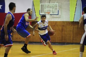 30 de noviembre del 2016/SANTIAGO En el Gimnasio Municipal de Puente Alto, se juega la 23 fecha regular del Campeonato de la liga Nacional de Basquetbol DrecTV 2016-2017, entre los equipos de Puente Alto y Universidad Católica. FOTO: SEBASTIAN BELTRAN GAETE/AGENCIAUNO