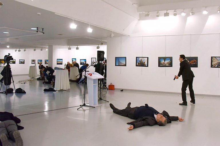 Crítico del New York Magazine califica la escena de la muerte de embajador Ruso como una “Pintura histórica”