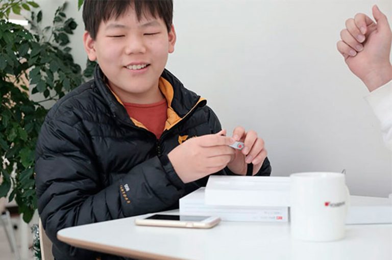 Lanzan el primer “smart watch” en Braille del mundo