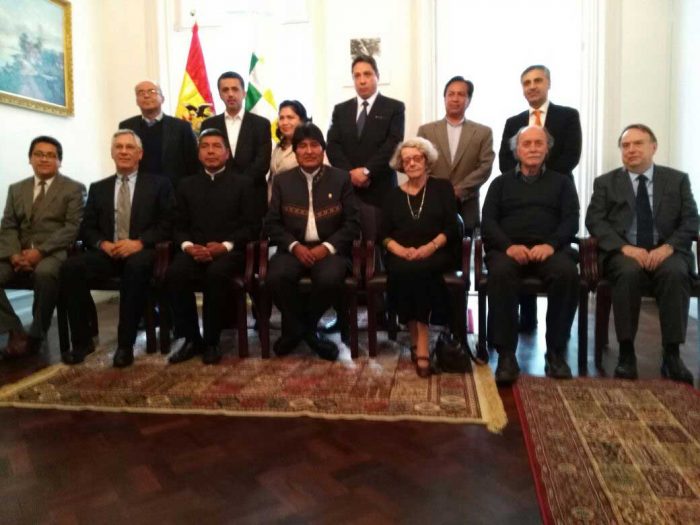 El Presidente de Bolivia, Evo Morales, junto al equipo de abogados contratados por su gobierno para sostener la demanda contra Chile. La reunión se realizó este 14 y 15 de febrero en la legación paceña en La Haya, Holanda.