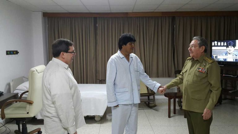 Evo convaleciente posa con Raúl Castro en hospital cubano y anuncia viaje a Venezuela