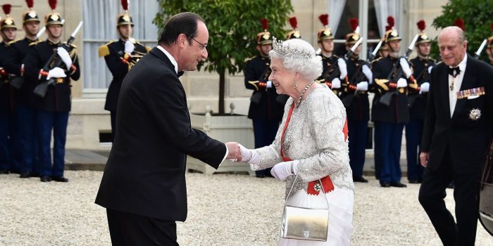 landscape-1459528955-queen-elizabeth-ii-purse-index