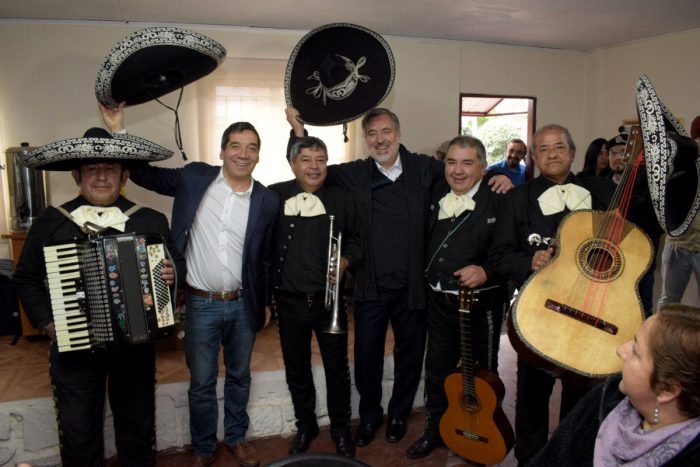 Un desayuno con mariachis compartió el candidato Guillier junto a mamás de Independencia y al alcalde Gonzalo Durán,