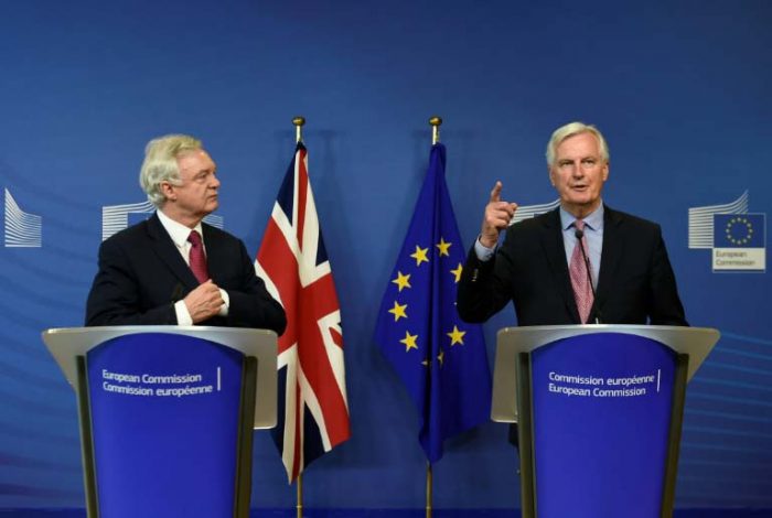 El ministro británico para el Brexit, David Davis (izda.), y el negociador europeo para este mismo asunto, Michel Barnier, dan una rueda de prensa conjunta en la Comisión Europea, en Bruselas, el 19 de junio de 2017.